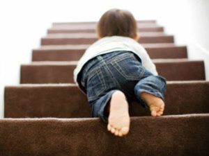 Cách phòng tránh trẻ bị ngã cầu thang hiệu quả