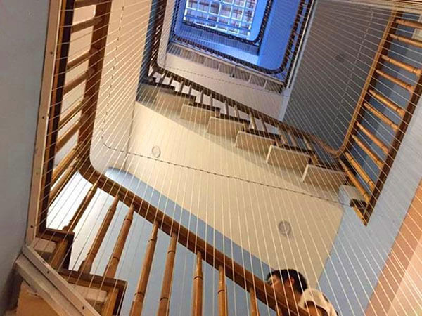 Lắp đặt lưới cầu thang giúp giảm, tránh tai nạn té, ngã cầu thang